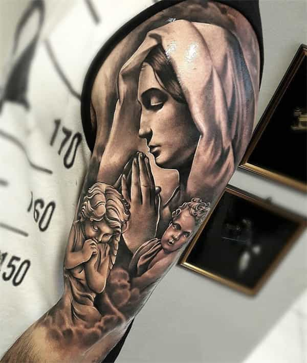 Mergelė Marija meldžiasi tatuiruotė2