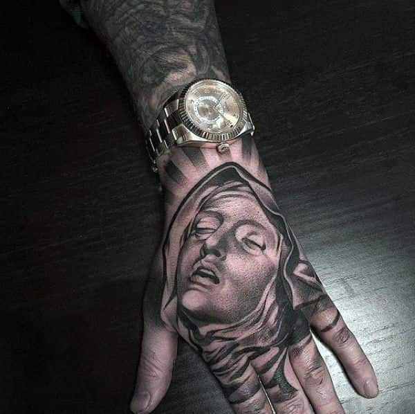 Jungfrau-Maria-Tattoo auf der Hand1