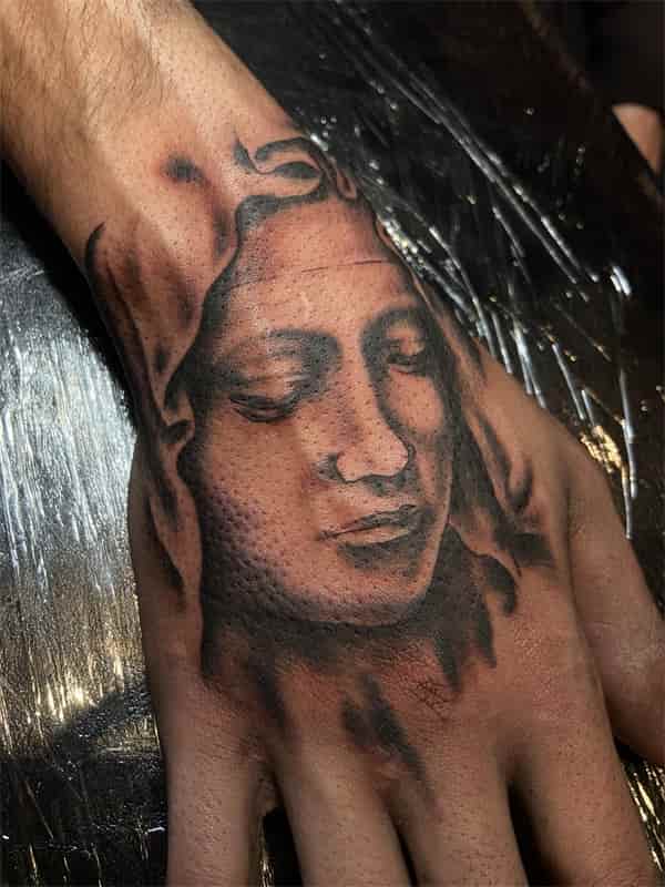 maagd Maria tattoo op hand2