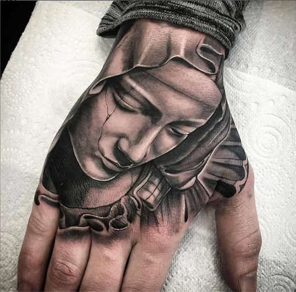 Jungfrau-Maria-Tattoo auf der Hand3