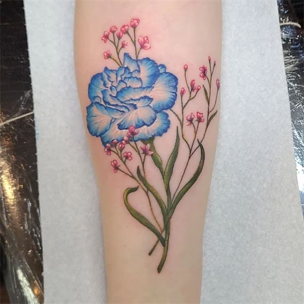 Tatouage œillet bleu