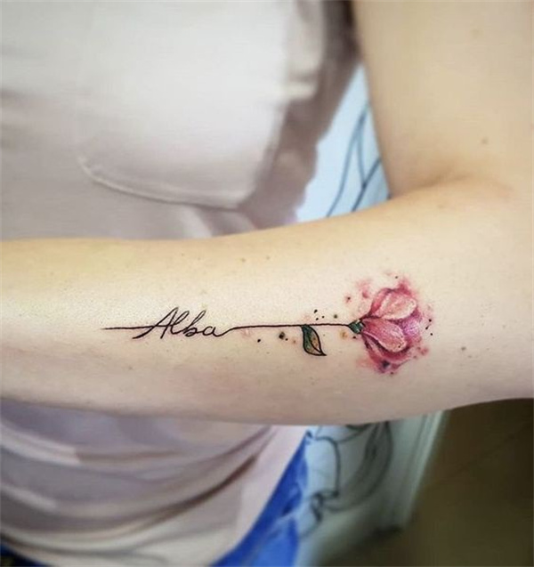 Tatuaggio con nome e fiore