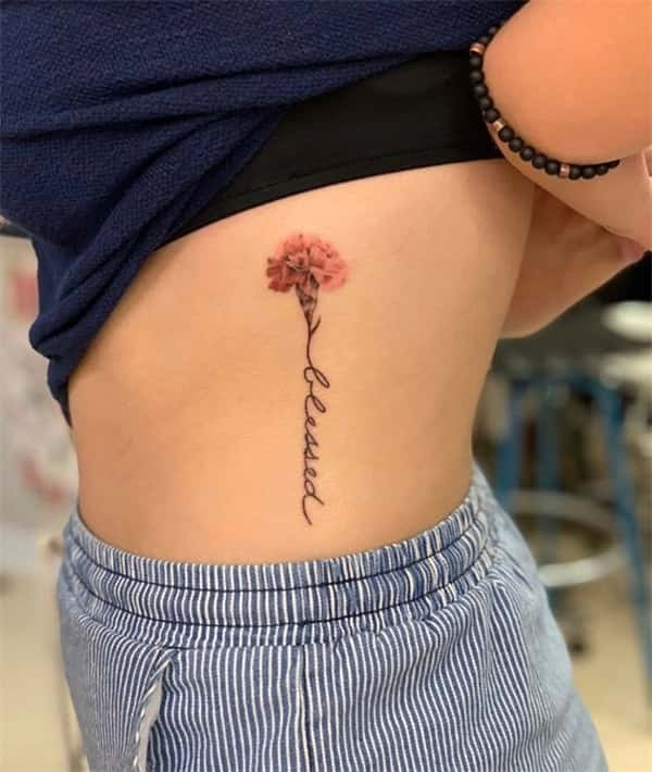 Tatuaje con nombre de clavel