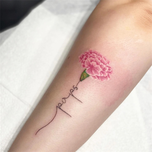 Tatuagem de cravo cor-de-rosa