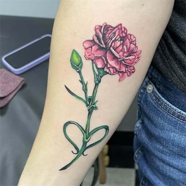 Tatuagem de cravo cor-de-rosa