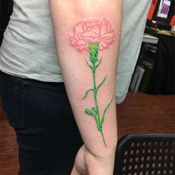 Tatuagem de cravo cor-de-rosa