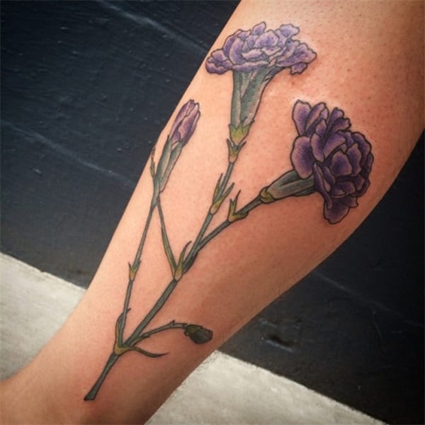 Tatuaggio con garofano viola