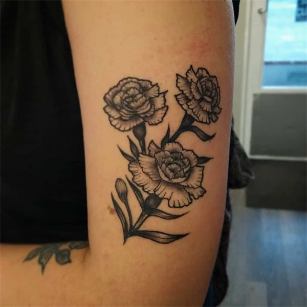 Tradicinė gvazdikų tatuiruotė1