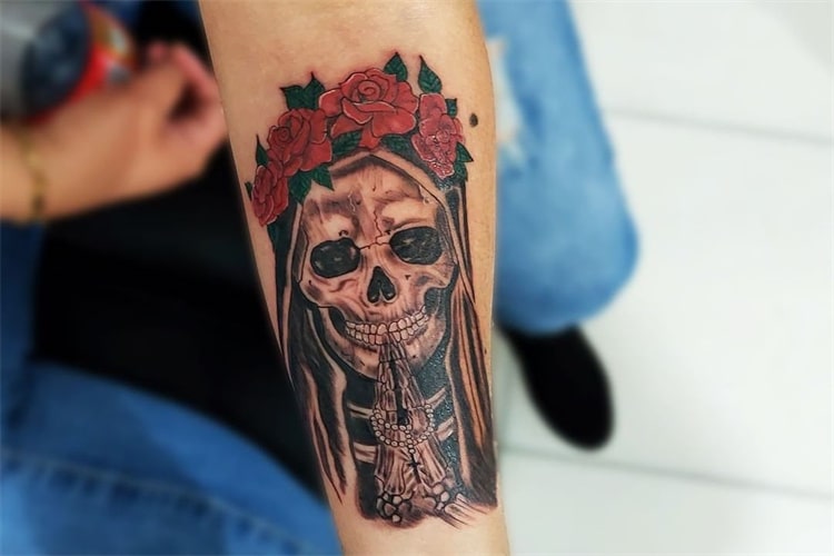 Idées de tatouage Santa Muerte : Explorer la profondeur spirituelle de la beauté