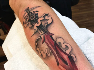 Top 30+ Sword Tattoo Ideas, Designs & Meaning (Idées de tatouage à l'épée, dessins et signification)